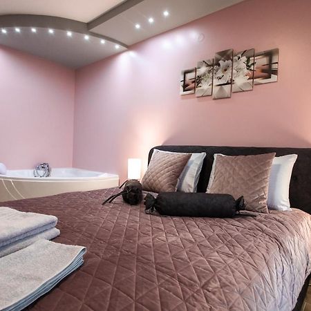 Room Jacuzzi “Athena” Суботица Экстерьер фото